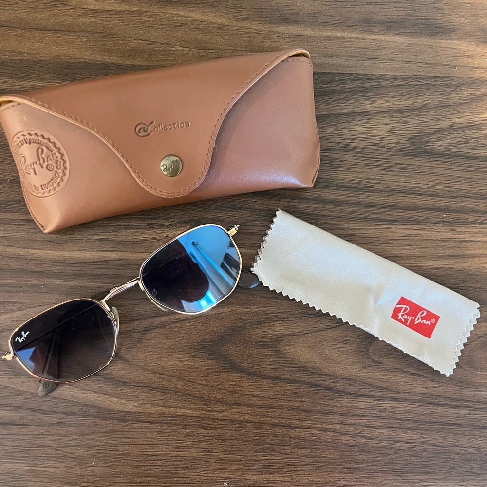 Hexagonal blue gradient,Ray-Ban’s